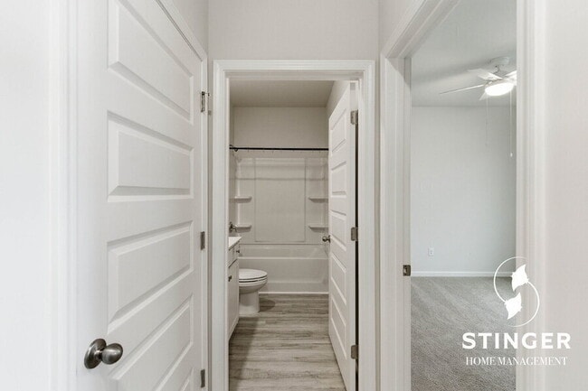 Building Photo - 548 Hideaway St