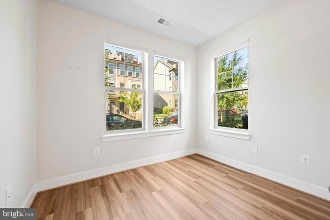 Foto del edificio - 128 Stowe Dr