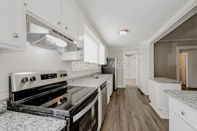 Building Photo - HOLIDAY SPECIAL! SIGN A LEASE BY NOVEMBER ...