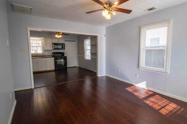 Building Photo - 822 Winnetka Ave