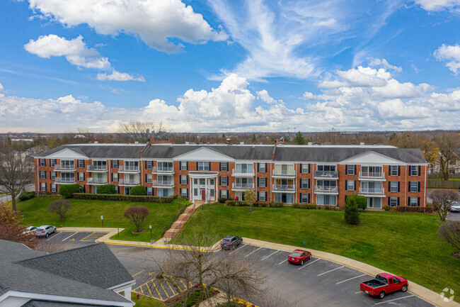 Building Photo - Versailles on the Lakes Schaumburg