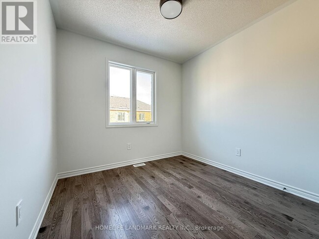 Building Photo - 7 Moss Dr