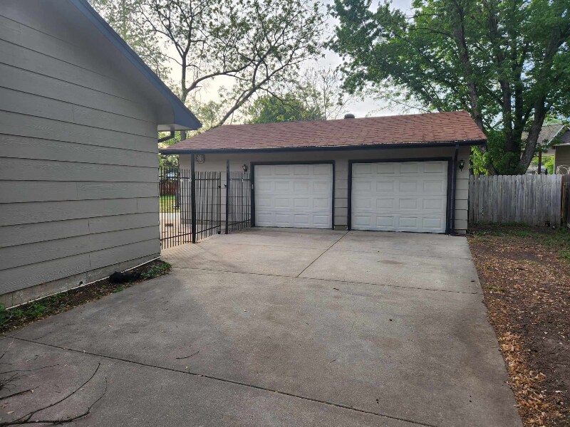 Primary Photo - 321 N Willow Dr