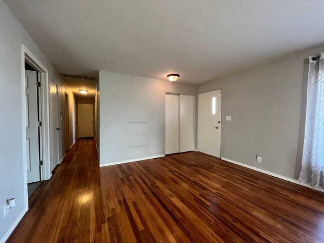 Foto del edificio - Corner Lot House w/ Large Yard - Pets Welc...
