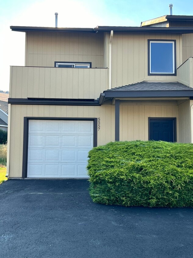 front - 5557 Glenridge Way