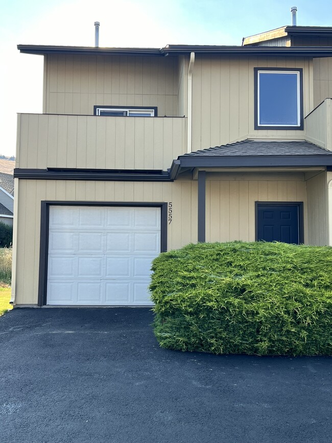 Building Photo - 5557 Glenridge Way