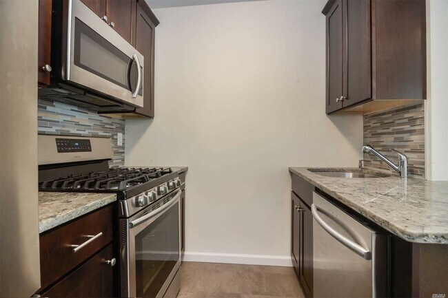 Building Photo - 70-22-70-67 67th Pl