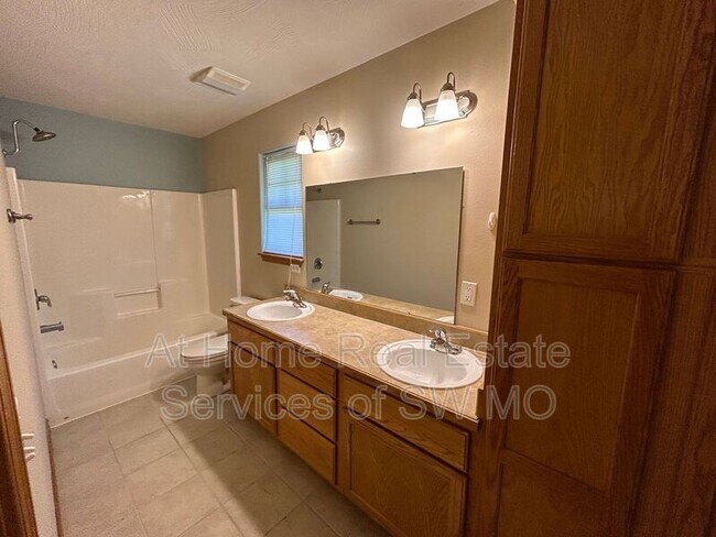 Building Photo - 5504 Bayberry Dr W