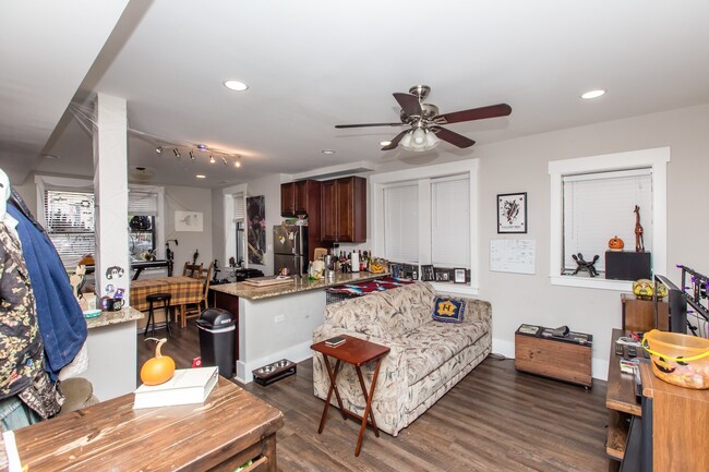 Building Photo - Large Condo Quality 4BED/2BATH GARDEN UNIT...