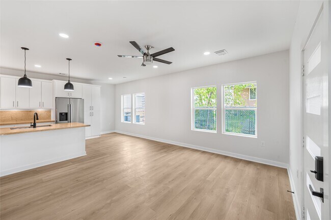 Foto del edificio - 6809 Fairway Dr