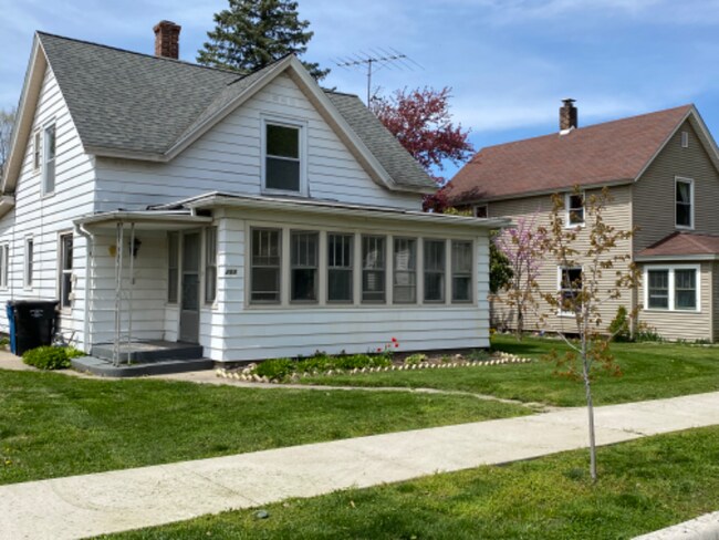 Building Photo - 205 Maple St