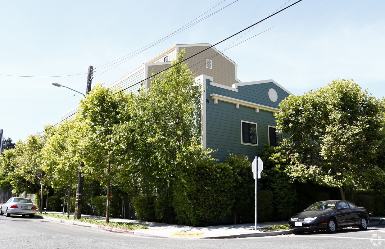 Building Photo - 2 bed, 1000 sqft condo with parking