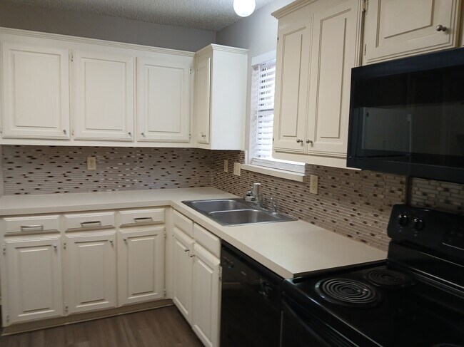 Foto del edificio - 3202 Foxboro Dr