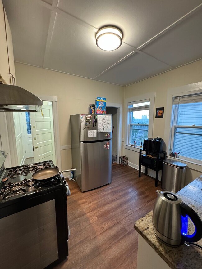 Foto del edificio - Single-Family House in Allston, In-Unit Laundry, Porch, Central Heat/AC, Parking, Eat-in Kitchen