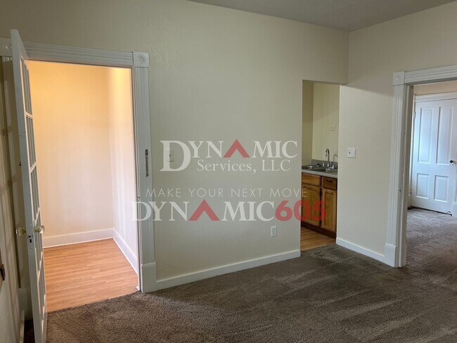 Building Photo - 811 S Summit Ave