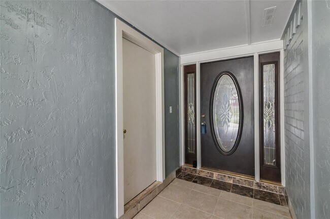 Building Photo - 6602 Lynngate Dr