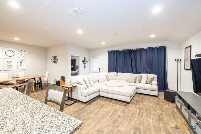 Building Photo - 860 Margay Lp