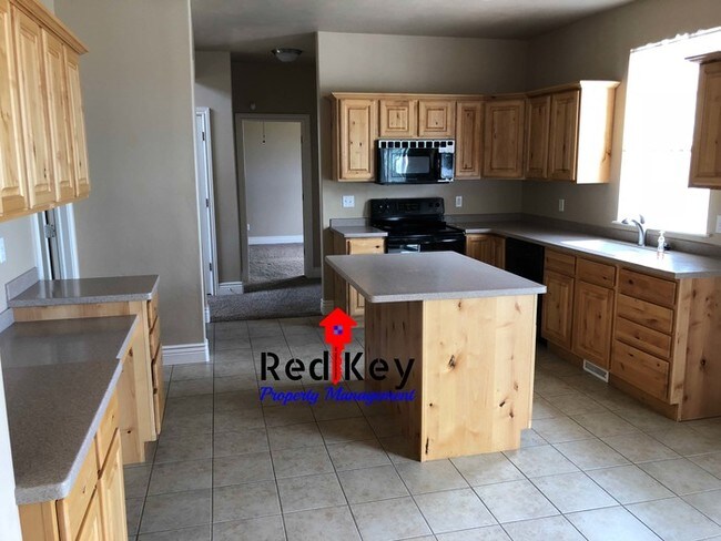 Building Photo - Single Family Home w/Horse Property