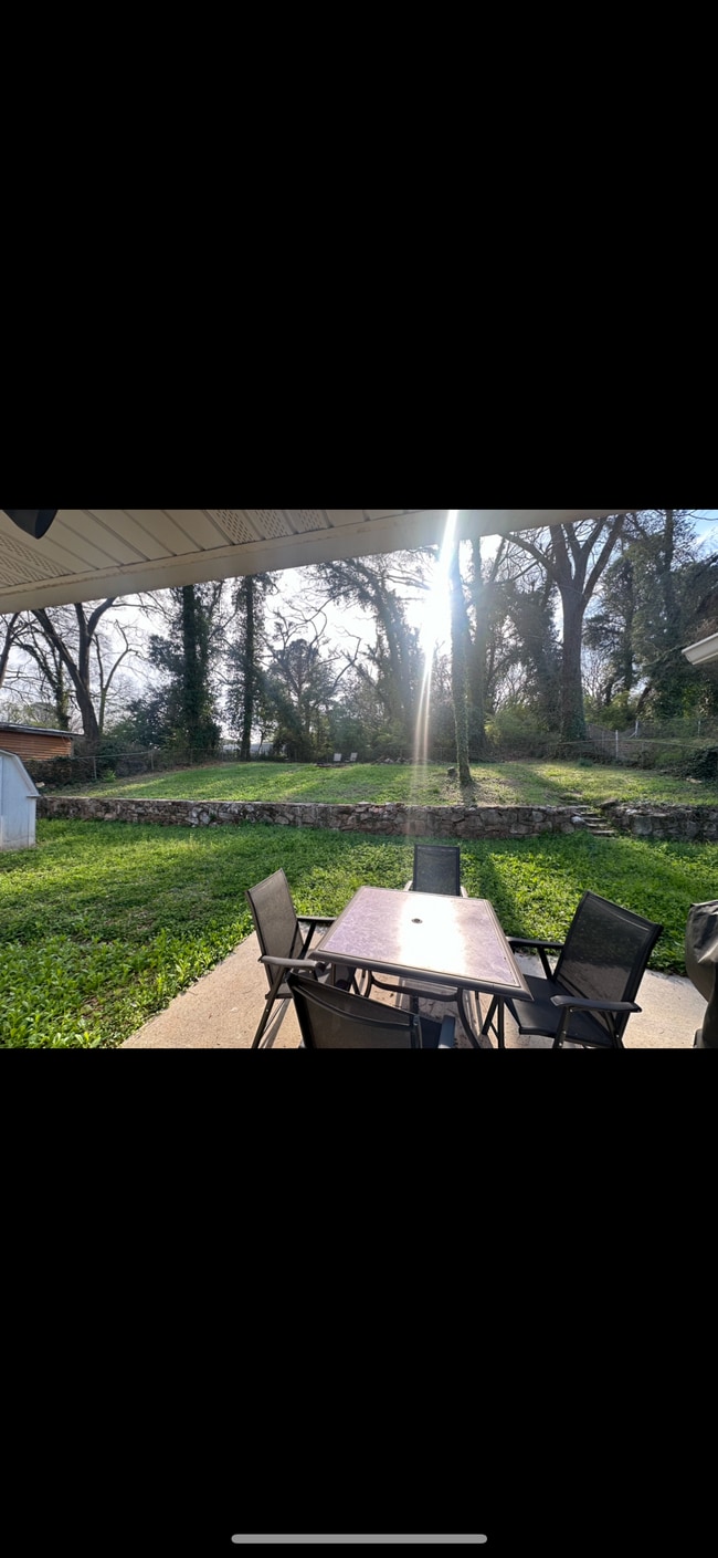 Patio trasero cercado. - 1865 Winthrop Dr SE