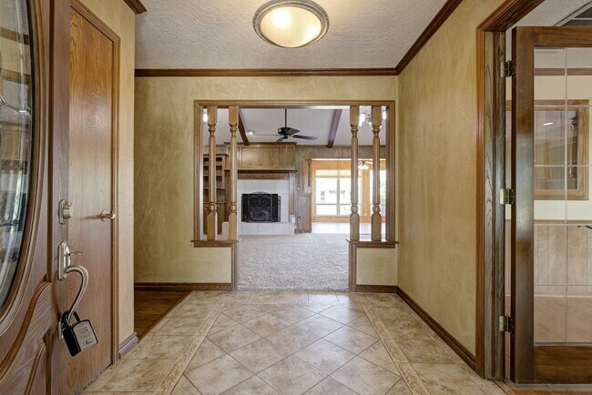 Foto del edificio - 1501 E Cedar Lane Rd