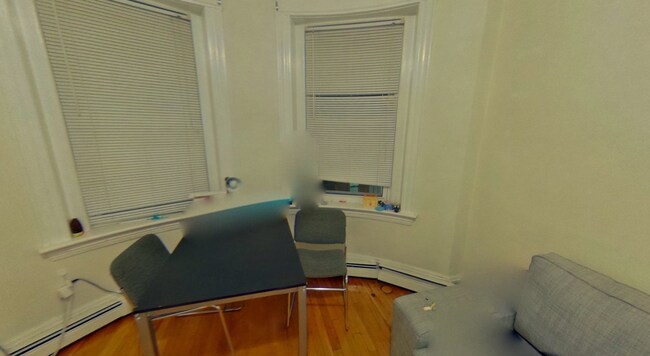 Foto del edificio - 208 Winthrop Rd