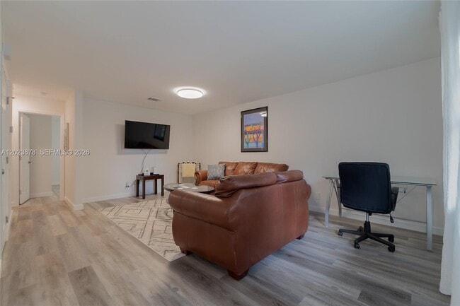 Foto del edificio - 1099 NE 35th St