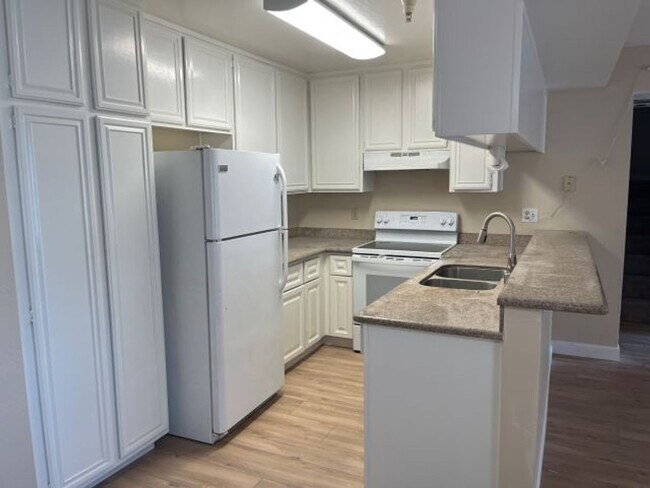 Foto del edificio - Warm Springs 3 bedroom Condo now available...
