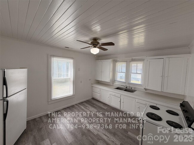 Building Photo - 1604 Carolina Ave