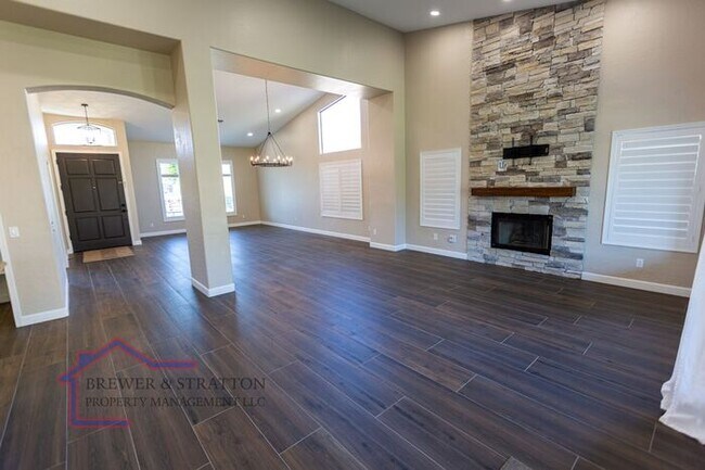 Foto del edificio - 1344 W Rockrose Way - 4 BR, 2 BA + den - A...