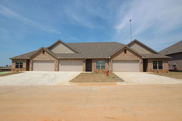 Primary Photo - Luxury 3 Bedroom 2 Bath Townhomes in Bulla...