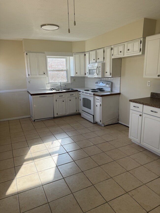 Building Photo - 8411 Cloverport Dr