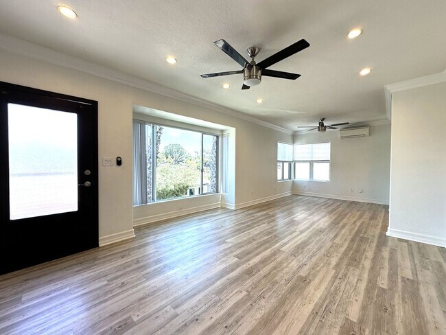 Foto del edificio - North Park/Hillcrest- Modern and Spacious 2 Bedroom with 2 Car Garage, Washer/Dryer and AC.