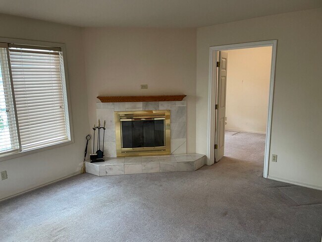 Building Photo - Spacious 4/3.5 in Tech Terrace Pre-Leasing...