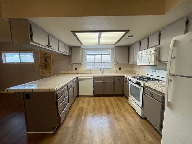 Building Photo - Stylish 3-Bedroom Home with Spacious Backy...