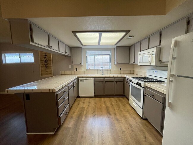 Foto del edificio - Stylish 3-Bedroom Home with Spacious Backyard & Modern Comforts