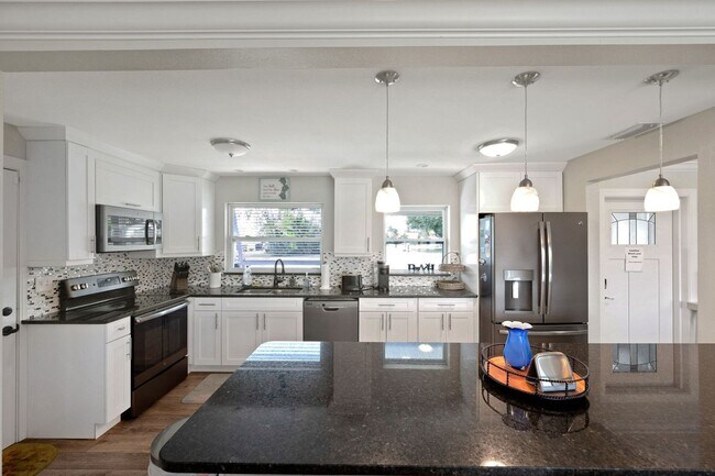 Building Photo - Charming 3BR House in Cape Coral - Gulf Ac...