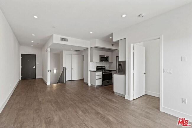 Building Photo - 10717 Wilshire Blvd