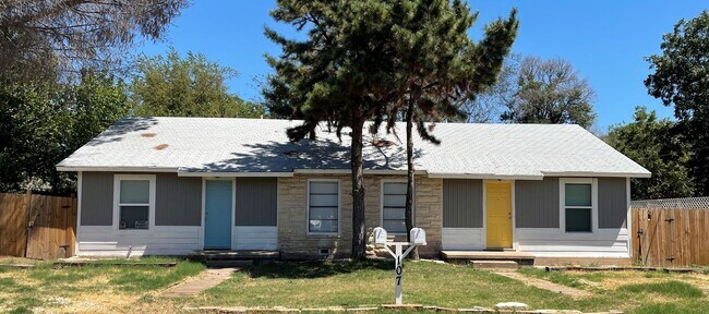 Foto del edificio - 107 W Texas Ave