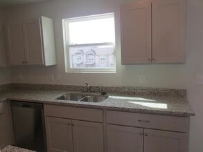 Building Photo - 11 Chalet Ct