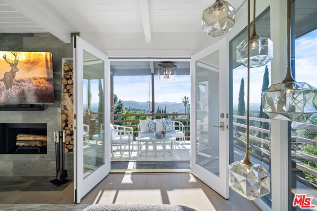 Foto del edificio - 3288 Wrightwood Dr
