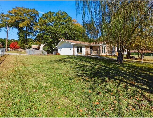 Foto del edificio - 6215 Parker Dr