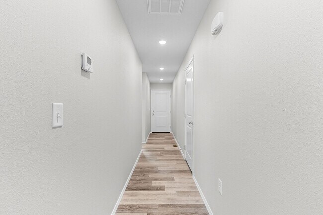 Foto del edificio - Newly built 3 bedroom duplex-Westbury Gardens!