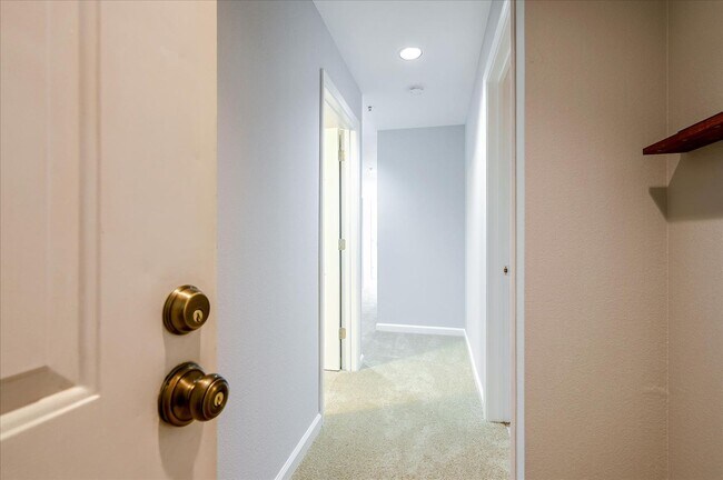 Foto del edificio - Prime Location 3 Bedroom Condo - Please Co...