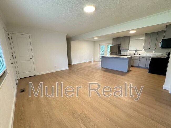 Building Photo - 7401 Meadowbrook Cir