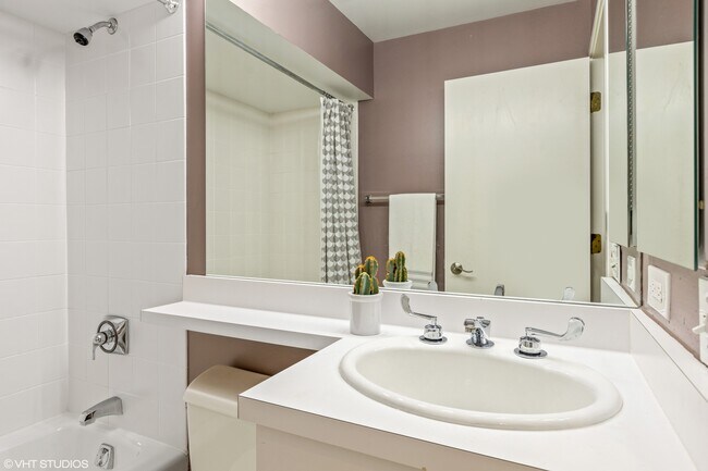 Foto del edificio - 2675 N Greenview Ave