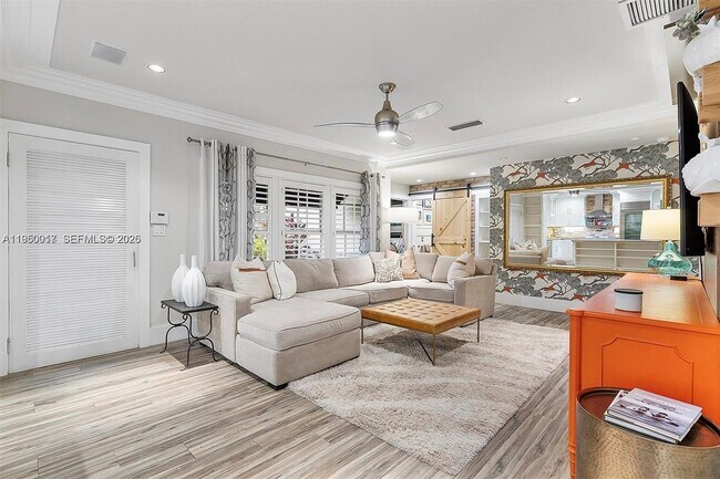 Building Photo - 700 Vilabella Ave