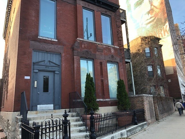 Primary Photo - 1800 N Clark St