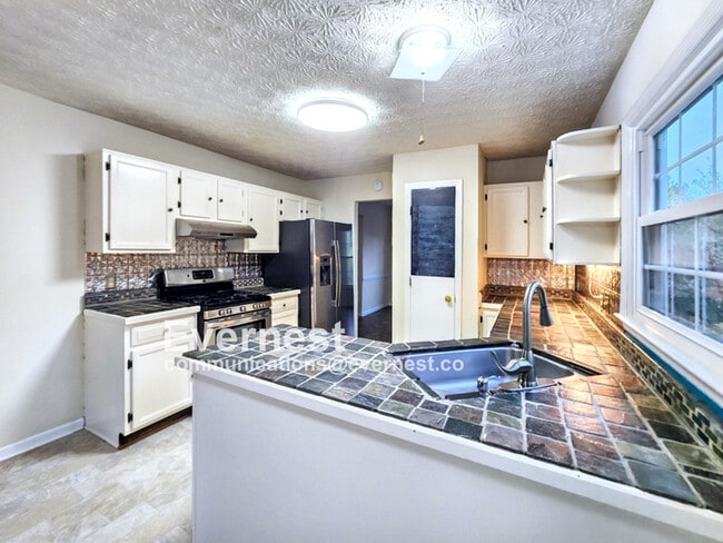 Foto del edificio - 4-Bedroom Home with Basement in Prime Loca...