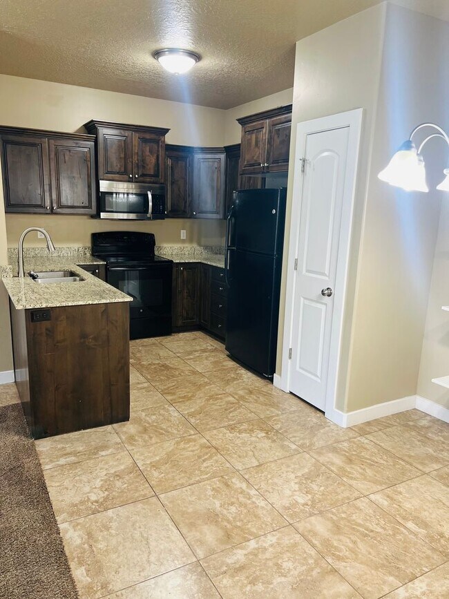 Building Photo - Beautiful single level condo with carport
