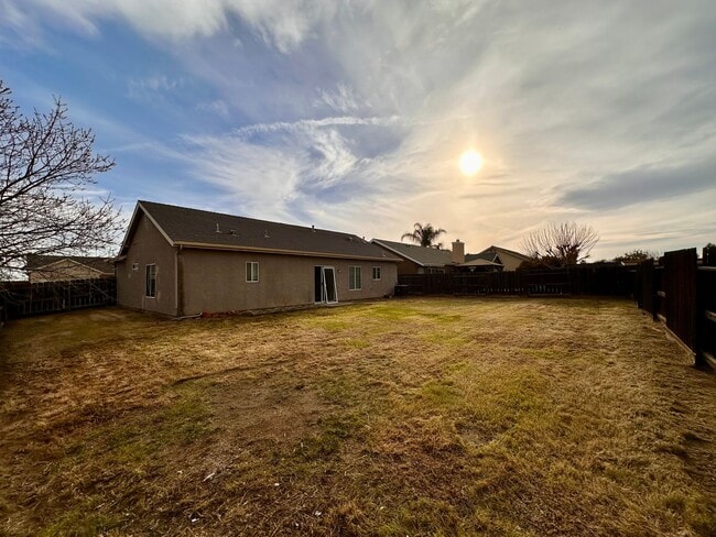 Foto del edificio - Available Soon!